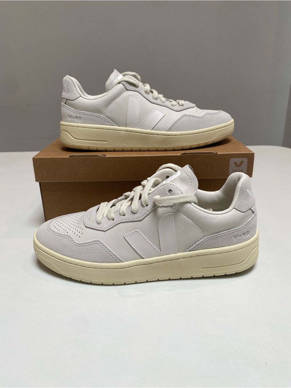 Veja V-90 O.T. Leather Sneaker in Gravel/White size 39EU/8US New in Box - Picture 3 of 7